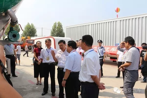 通亞汽車研發(fā)出全國最輕、中國第一臺鋁合金粉粒物料運輸半掛車！