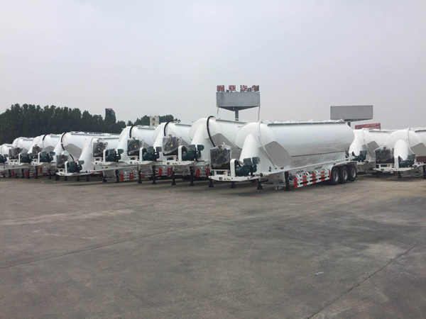 100臺立式粉罐半掛車出口金日發(fā)車。。。