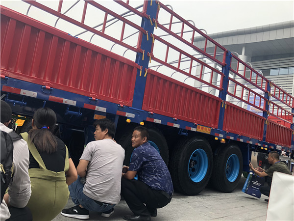 眾人圍觀，車友們遙遙千里趕來，車展會中堪稱“火爆”