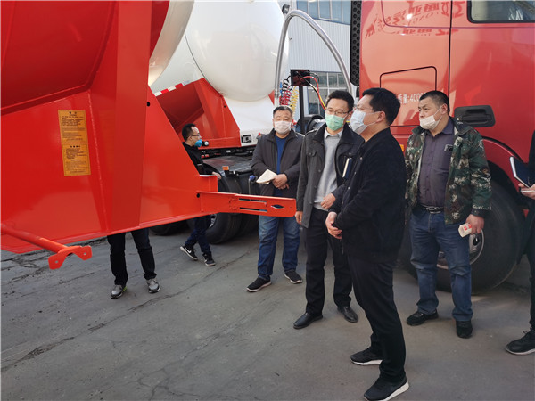 【專研粉罐車】輕量化生產(chǎn)的同時，一定要把產(chǎn)品的質(zhì)量和安全放在首位。